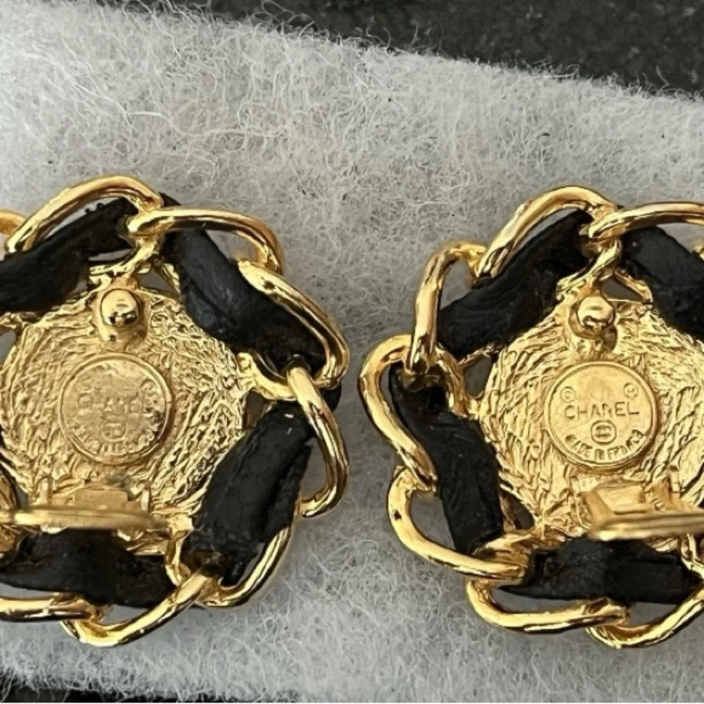 CHANEL vintage double c logo Gold Tone  &  Black lambskin leather chain Earrings - Picture 3 of 6